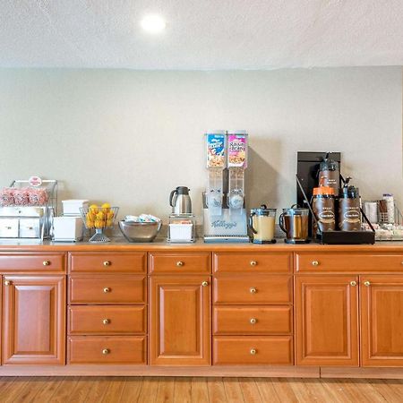 Super 8 By Wyndham Watertown/Cambridge/Boston Area Hotel Bagian luar foto