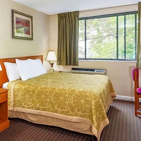 Super 8 By Wyndham Watertown/Cambridge/Boston Area Hotel Bagian luar foto