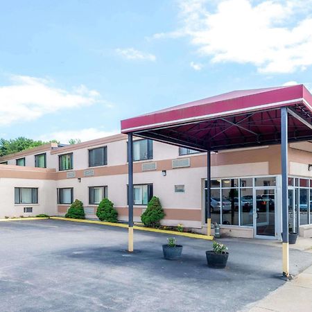 Super 8 By Wyndham Watertown/Cambridge/Boston Area Hotel Bagian luar foto