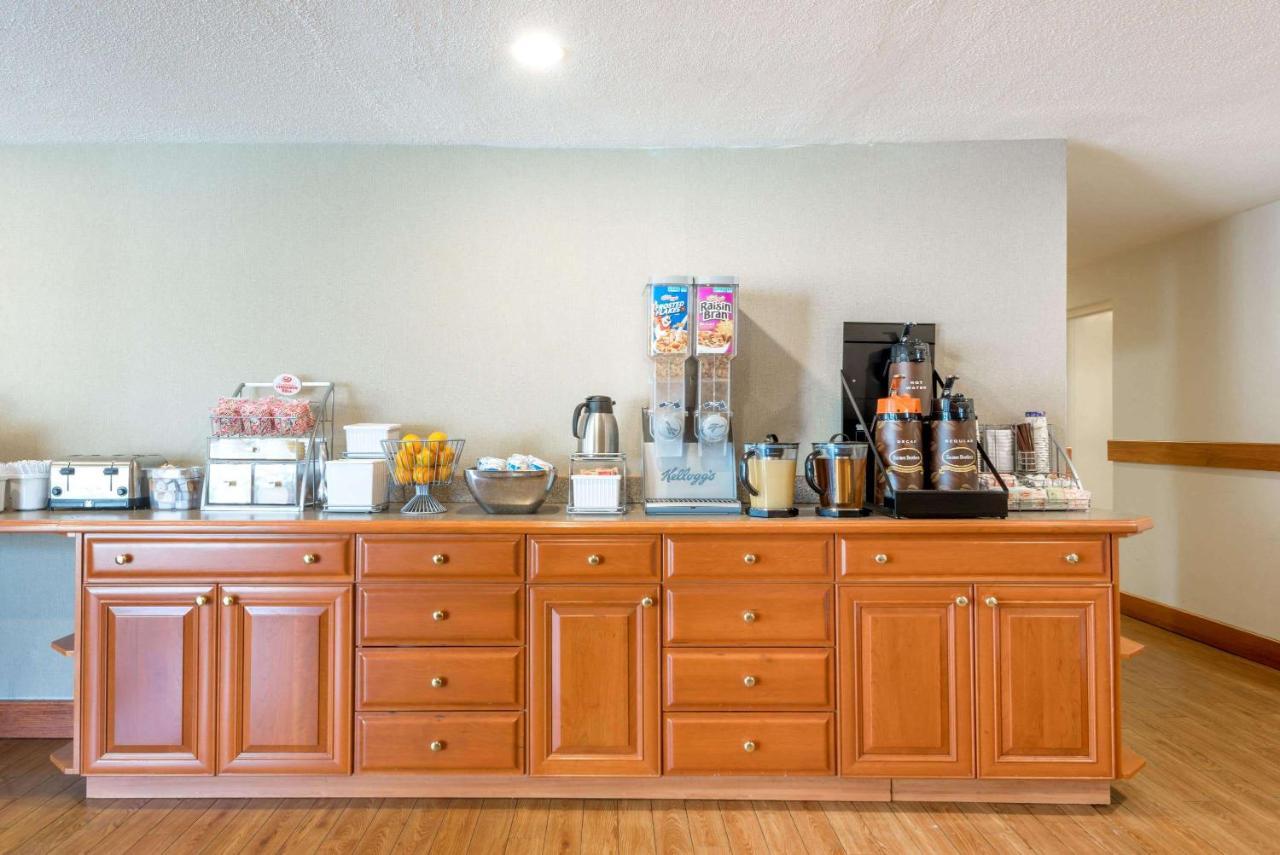 Super 8 By Wyndham Watertown/Cambridge/Boston Area Hotel Bagian luar foto