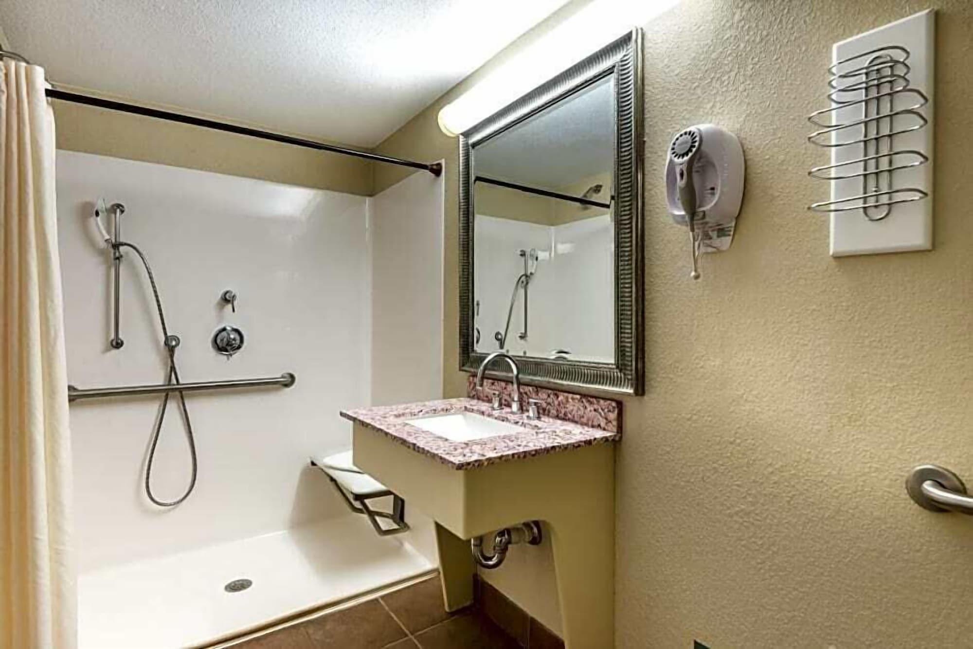 Super 8 By Wyndham Watertown/Cambridge/Boston Area Hotel Bagian luar foto