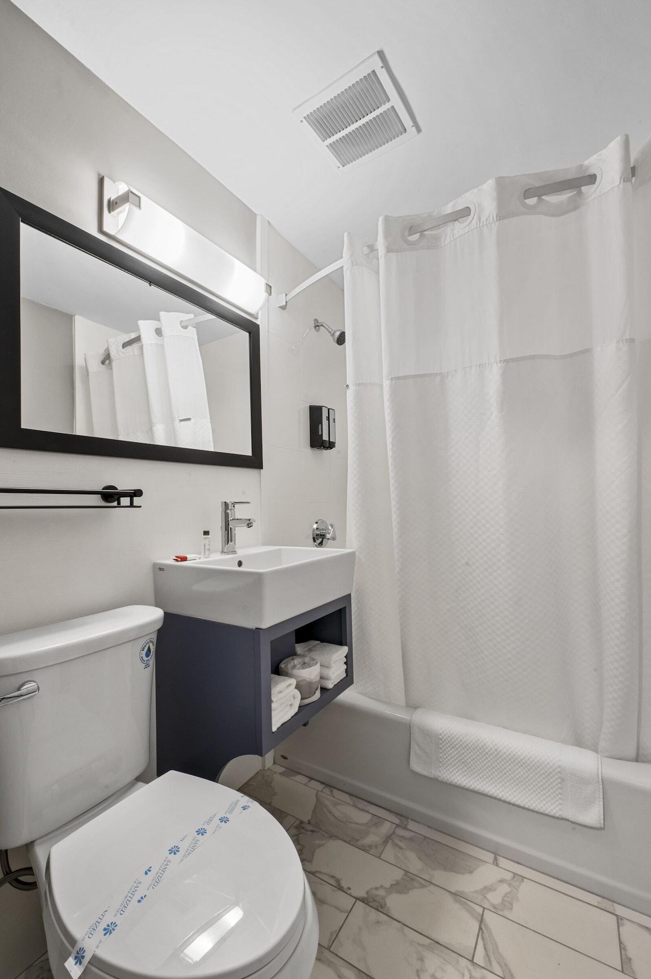 Super 8 By Wyndham Watertown/Cambridge/Boston Area Hotel Bagian luar foto
