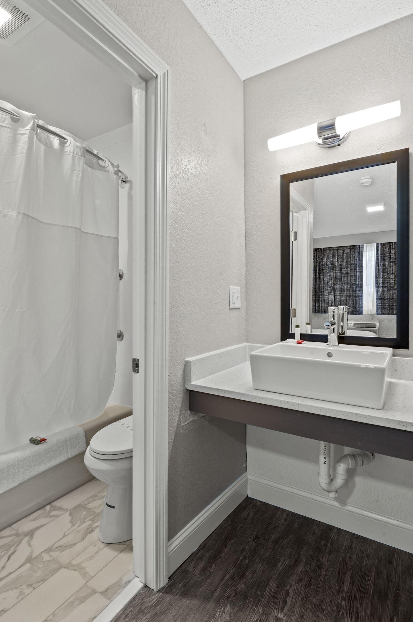 Super 8 By Wyndham Watertown/Cambridge/Boston Area Hotel Bagian luar foto