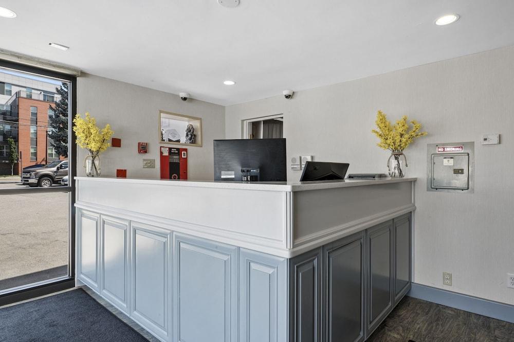 Super 8 By Wyndham Watertown/Cambridge/Boston Area Hotel Bagian luar foto
