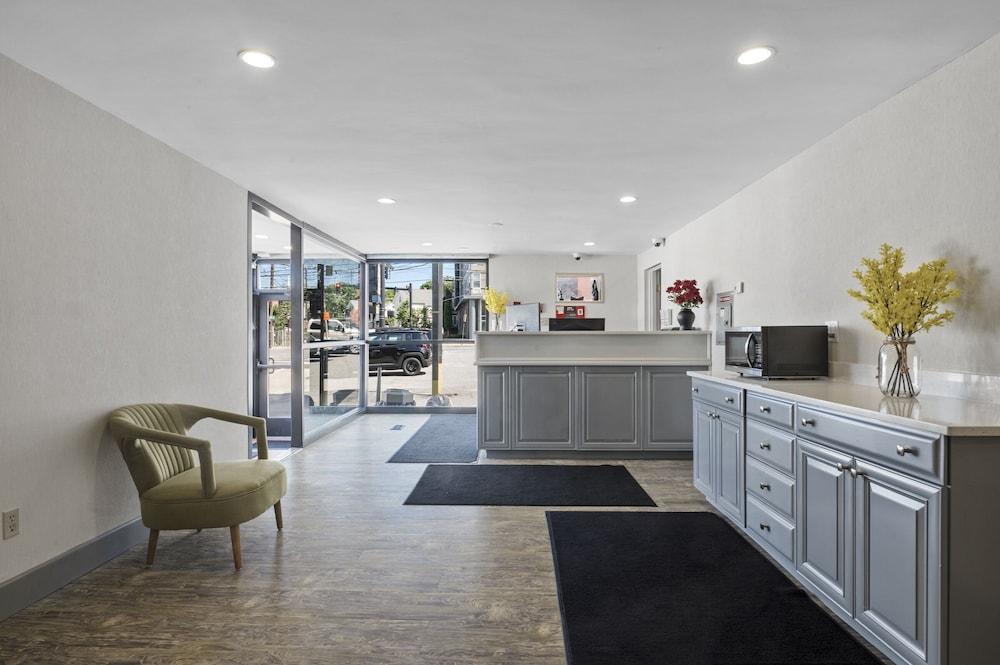 Super 8 By Wyndham Watertown/Cambridge/Boston Area Hotel Bagian luar foto