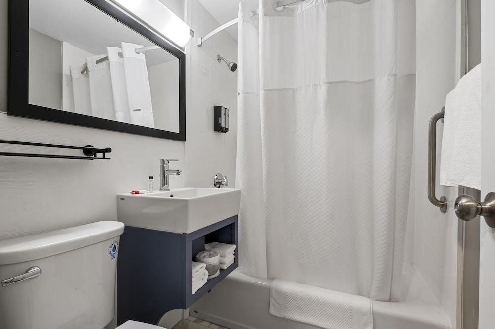 Super 8 By Wyndham Watertown/Cambridge/Boston Area Hotel Bagian luar foto