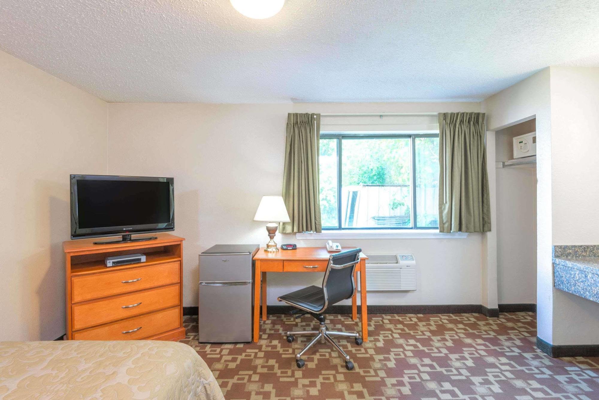 Super 8 By Wyndham Watertown/Cambridge/Boston Area Hotel Bagian luar foto
