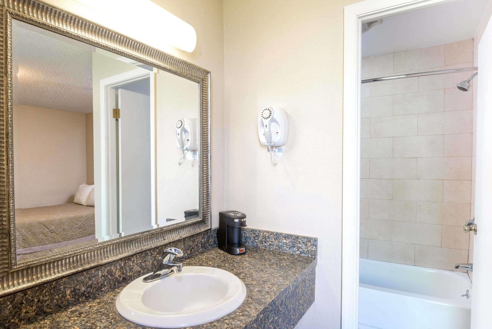 Super 8 By Wyndham Watertown/Cambridge/Boston Area Hotel Bagian luar foto