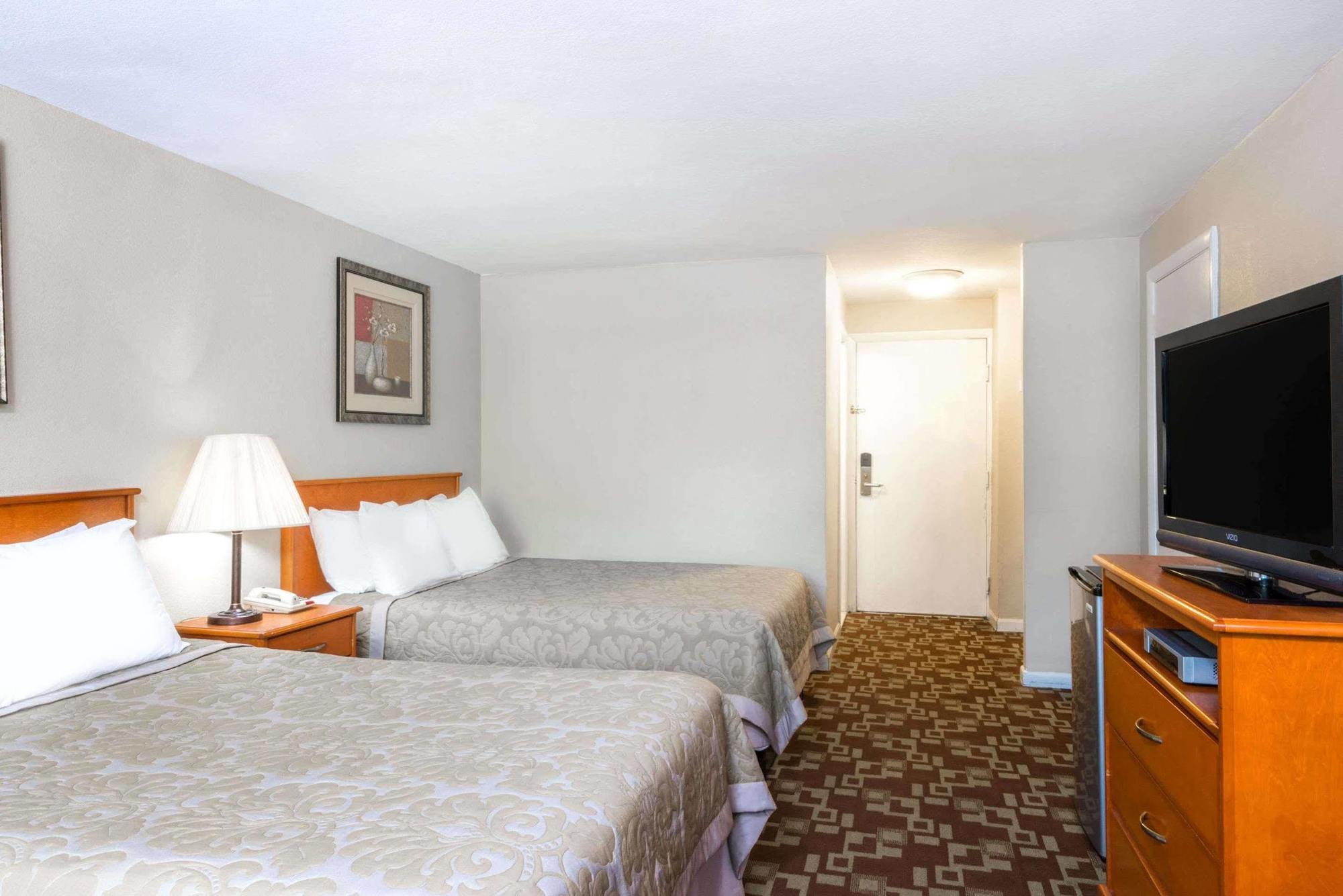 Super 8 By Wyndham Watertown/Cambridge/Boston Area Hotel Bagian luar foto