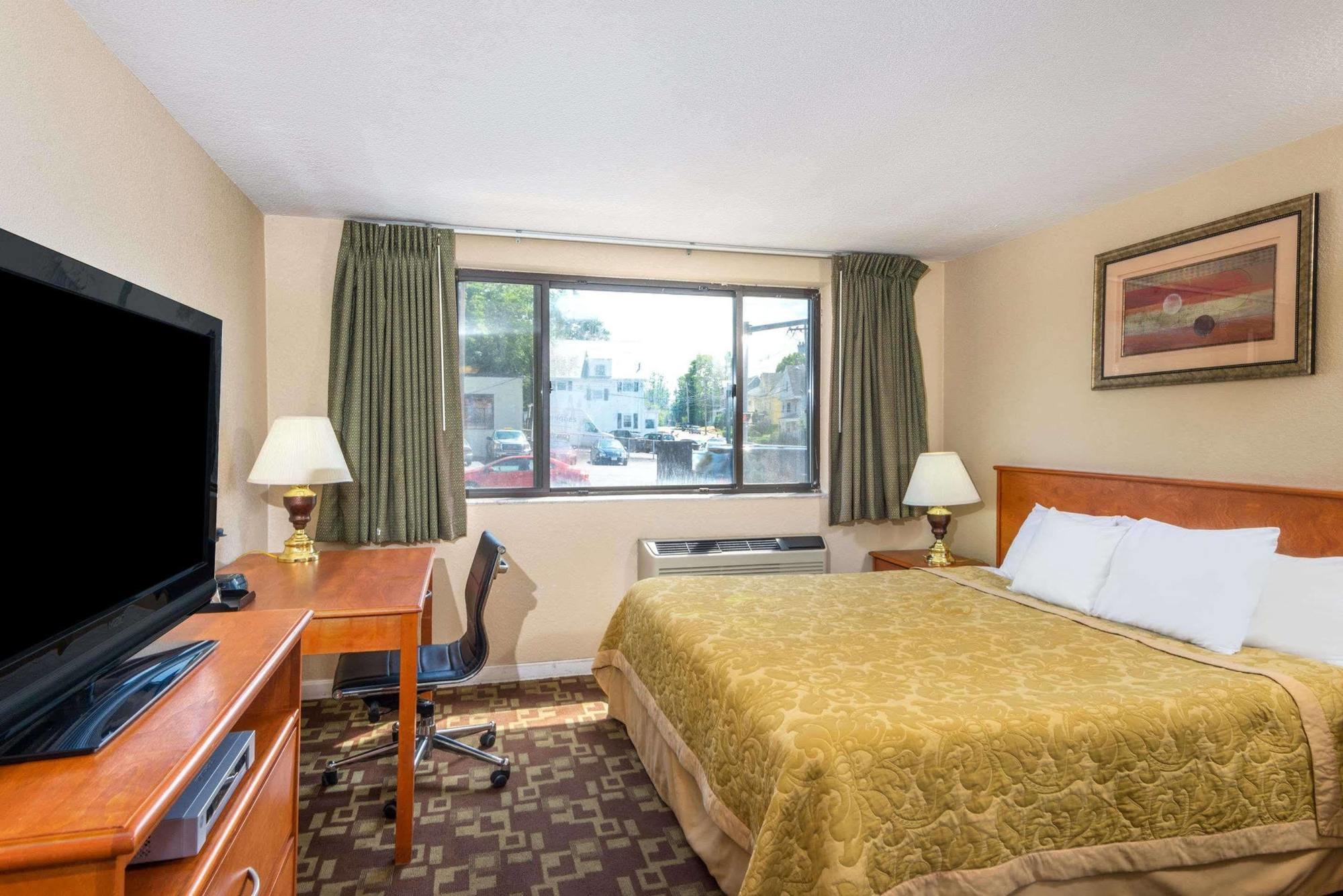 Super 8 By Wyndham Watertown/Cambridge/Boston Area Hotel Bagian luar foto