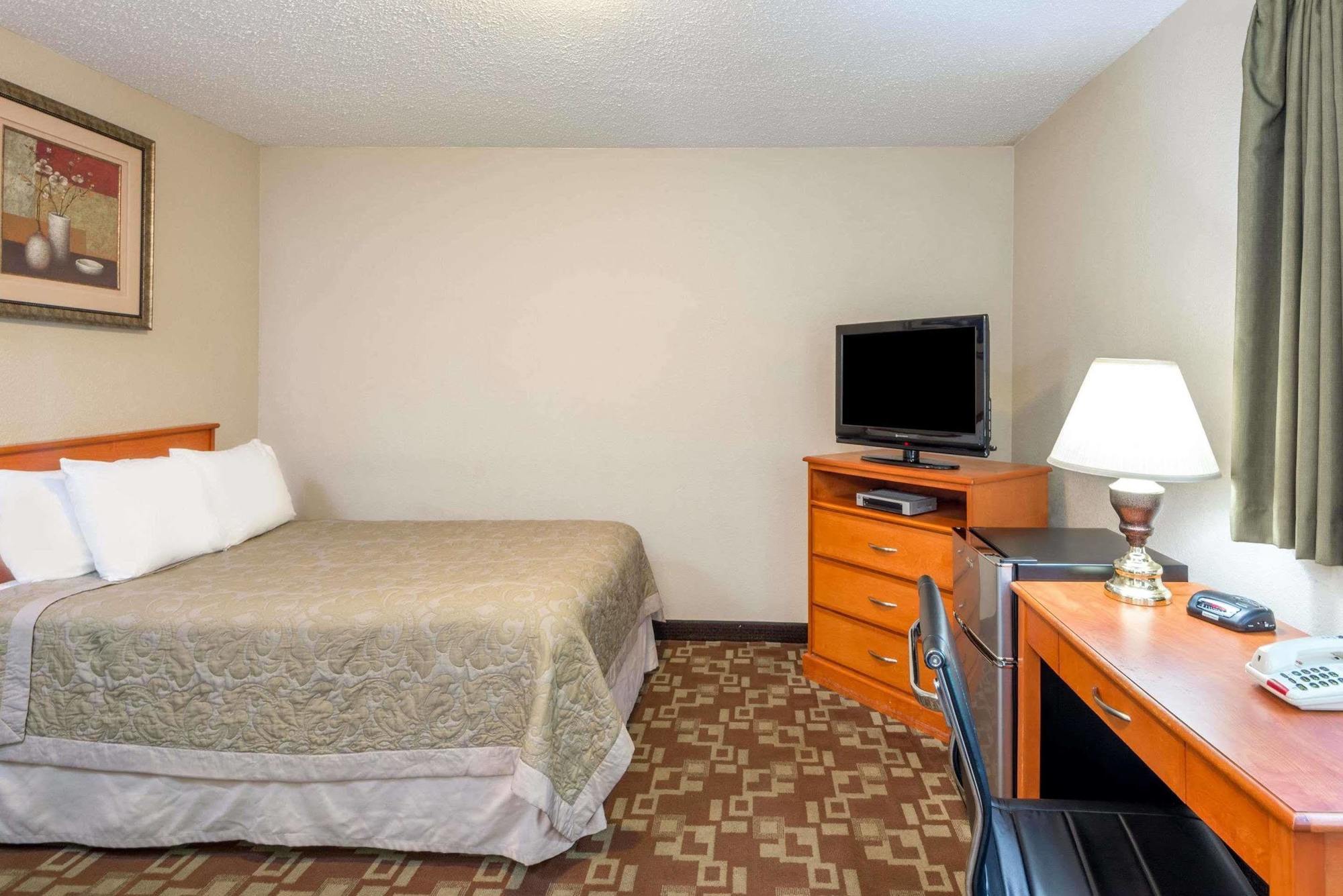 Super 8 By Wyndham Watertown/Cambridge/Boston Area Hotel Bagian luar foto