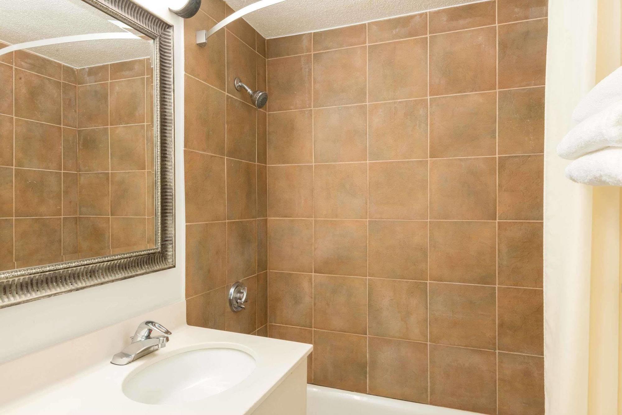 Super 8 By Wyndham Watertown/Cambridge/Boston Area Hotel Bagian luar foto