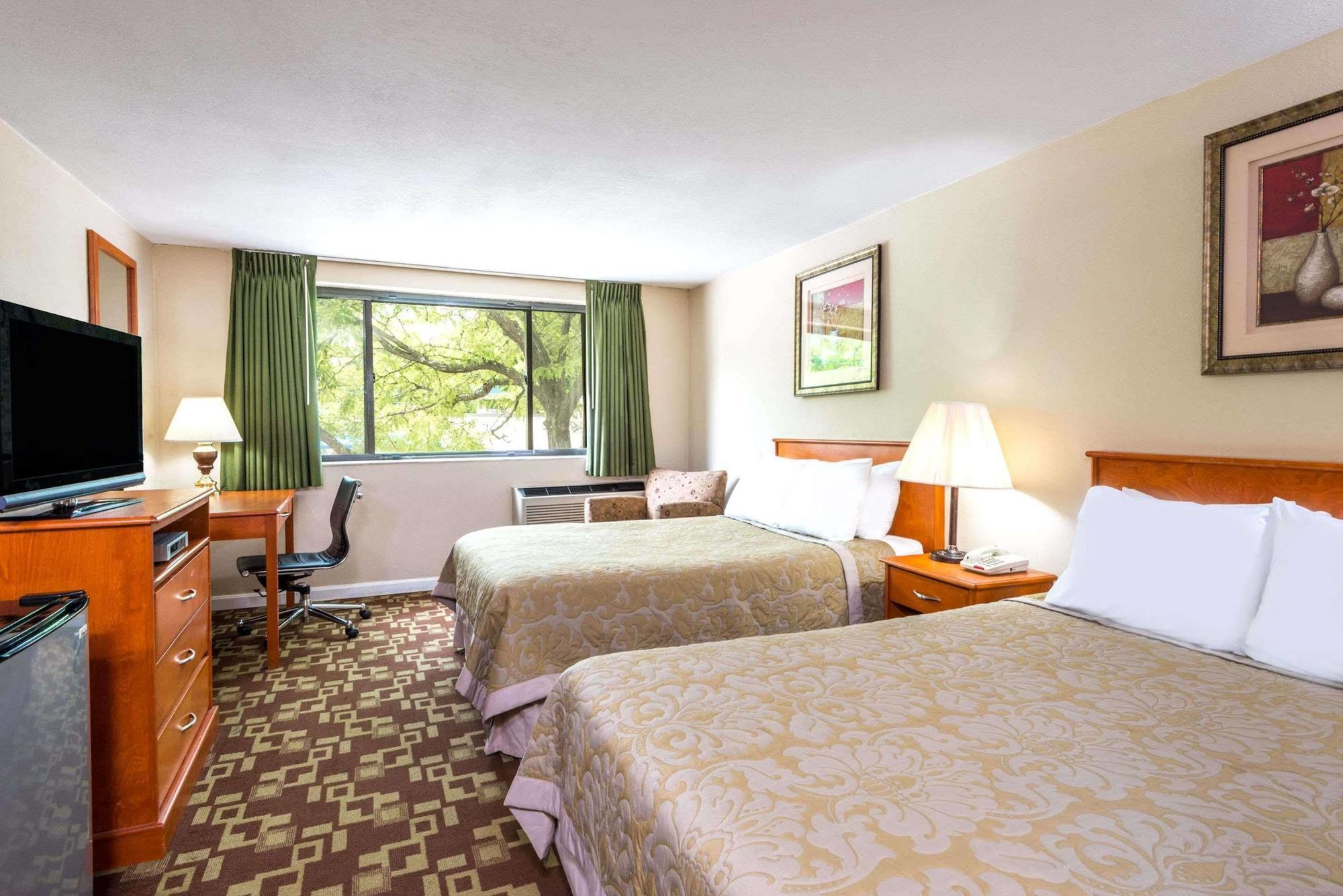 Super 8 By Wyndham Watertown/Cambridge/Boston Area Hotel Bagian luar foto