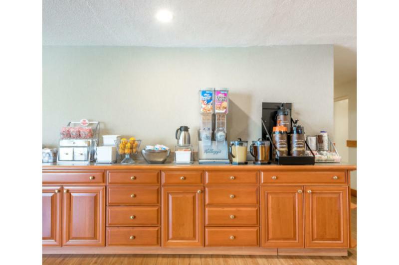 Super 8 By Wyndham Watertown/Cambridge/Boston Area Hotel Bagian luar foto